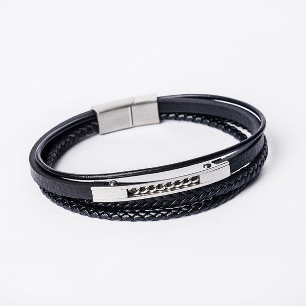 A close up look of Andrea silver bracelet 