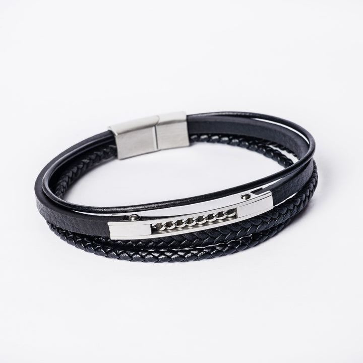 A close up look of Andrea silver bracelet 