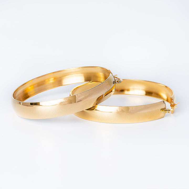 a close up of Fili Earrings Lixxi standing in the center of the image against a silver background. 