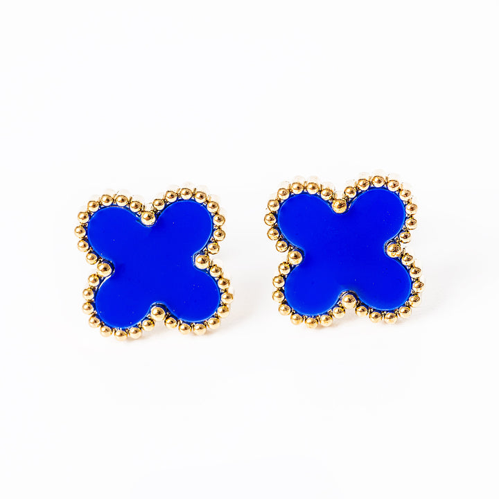 A close up view of Fiore Set in blue color standing in the center of the image against a white background. 