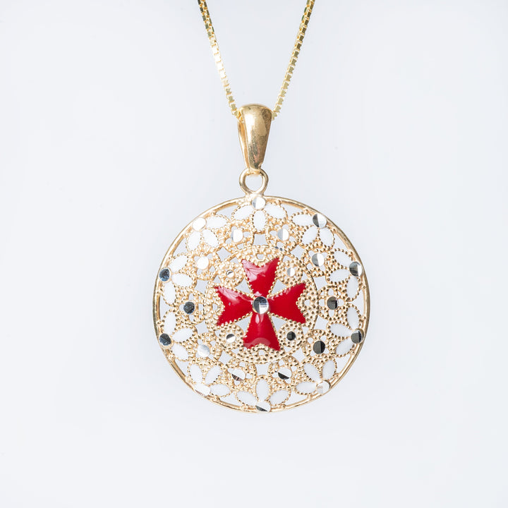 The Geric necklace, close up look, against a white background. 