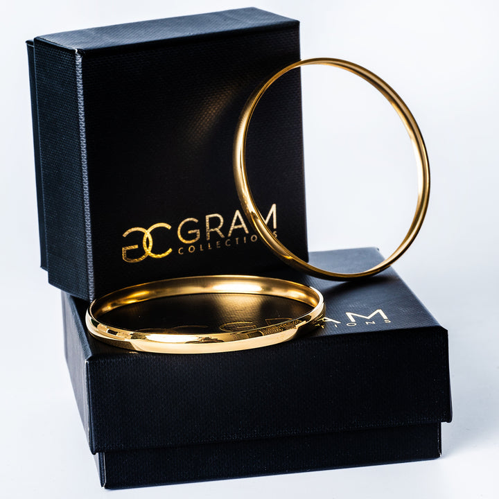 Two Kolina Filli bangles placed on their unique black box. 