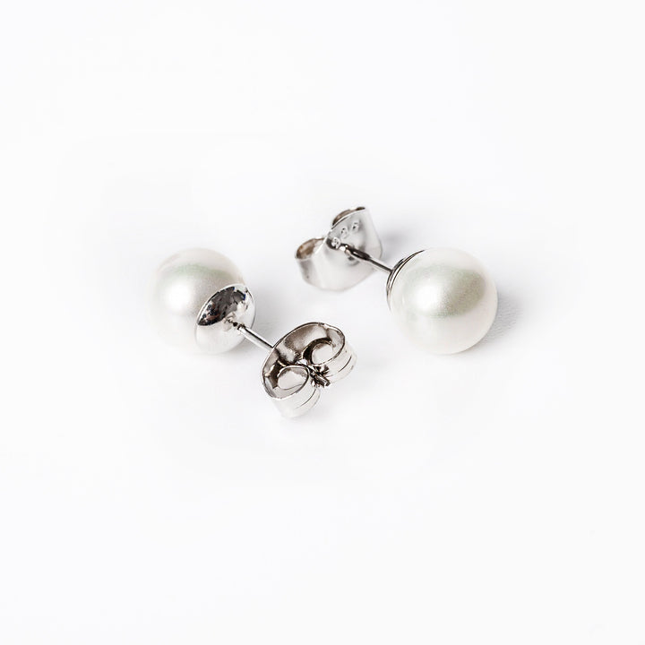 A close up view of Lillian Earrings front and back part of jewelry. 