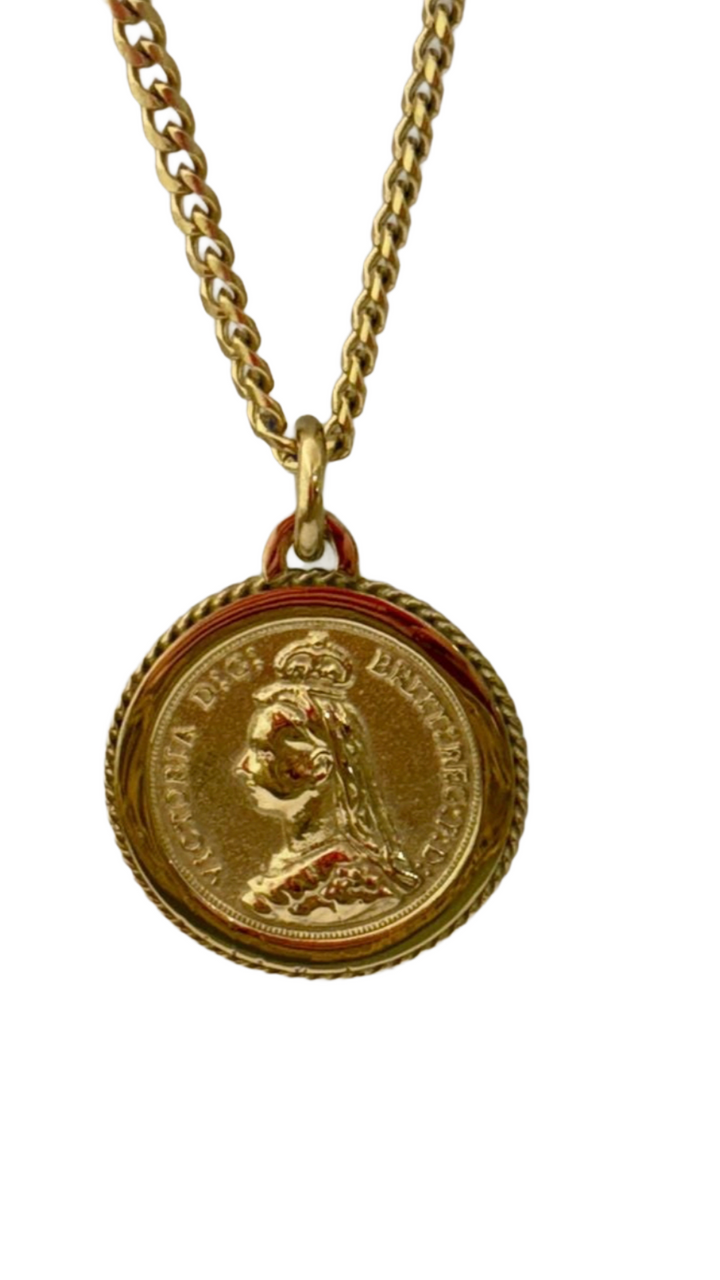 Lira Ta Deheb pendant close up look 