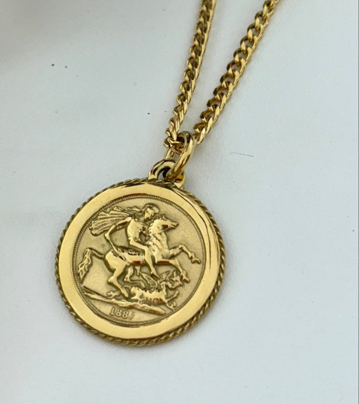 Lira T Deheb pendant close up look 