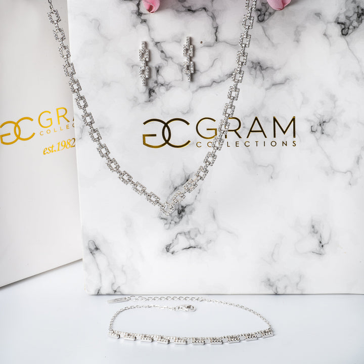 Alana earrings with its set of bracelet. 