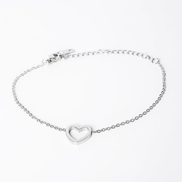 Amata silver bracelet with a heart-shaped charm, closed with a clasp.