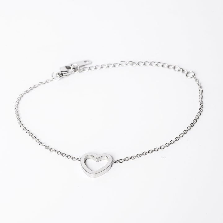 Amata silver bracelet with a heart-shaped charm, closed with a clasp.