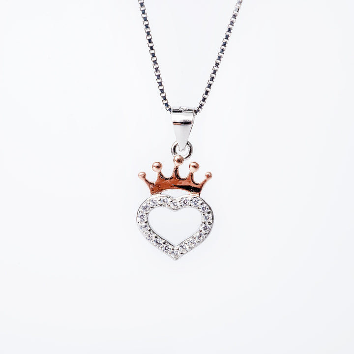 A close up view of bonnie set pendant standing in the center of the image against a white background 