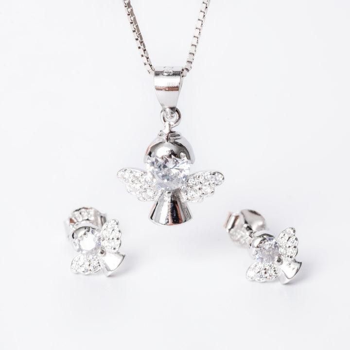 A sterling silver jewelry Dina set including a pendant, chain, and earrings, adorned with cubic zirconia.