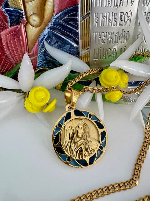 Duluri necklace with a yellow gold plating featuring a round pendant, displayed with a hypoallergenic chain and adorned with yellow and white floral decorations.