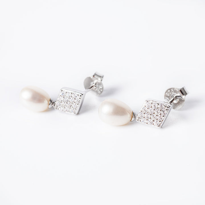 A close up view Federica earrings 