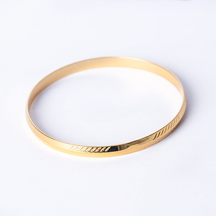 A fili rigati single bangle standing in the center of the image against a white background. 