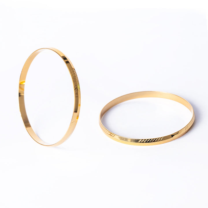 An Fili Rigati bangles placed in the center of the photo against a white background. 