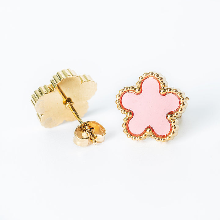 Gold Fiore stud earrings featuring pink flower-shaped fronts on a white background