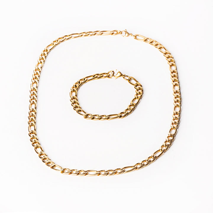 A Firenze set of bracelet and necklace standing in the center of the image standing in the center of the image.