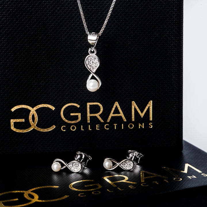 Kaylee Set placed on its uniquely designed gram collections black box. 