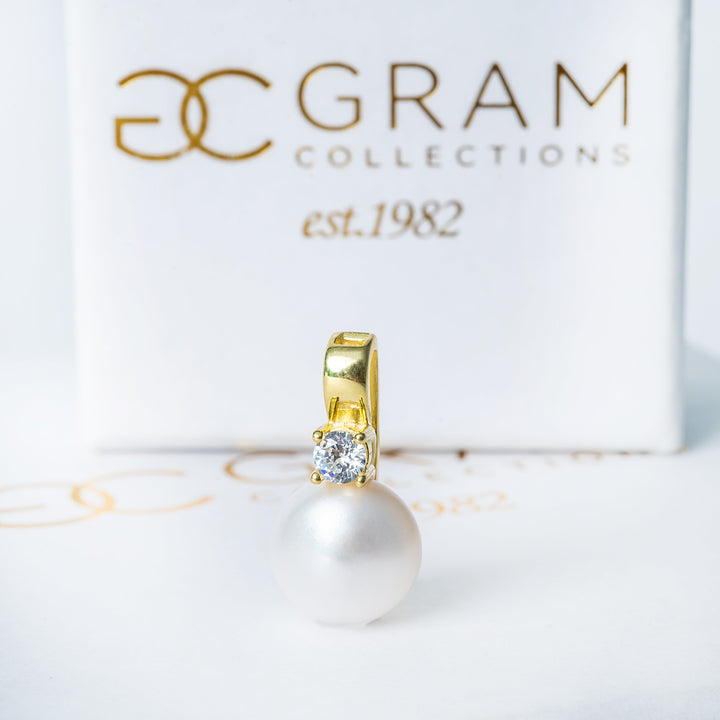Leoni necklace standing in front of its box. 