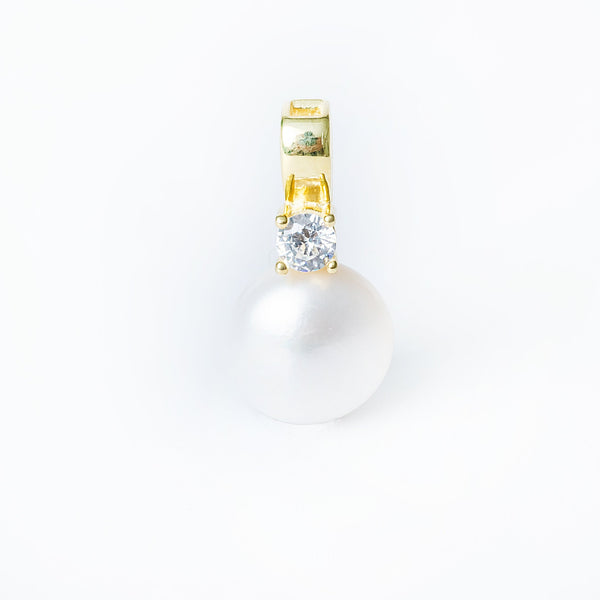 Leonie necklace, close up view 