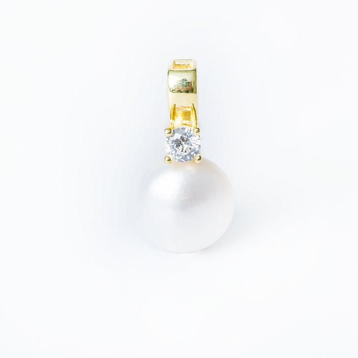Leonie necklace, close up view 