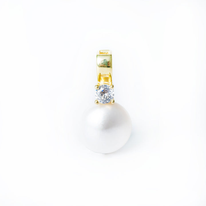 A close up view of Leonie Necklace surrounded by white backgound 
