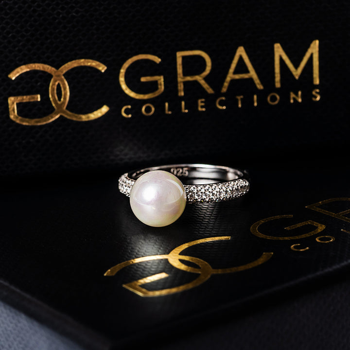 Lorena Ring placed on its uniquely designed black box. 