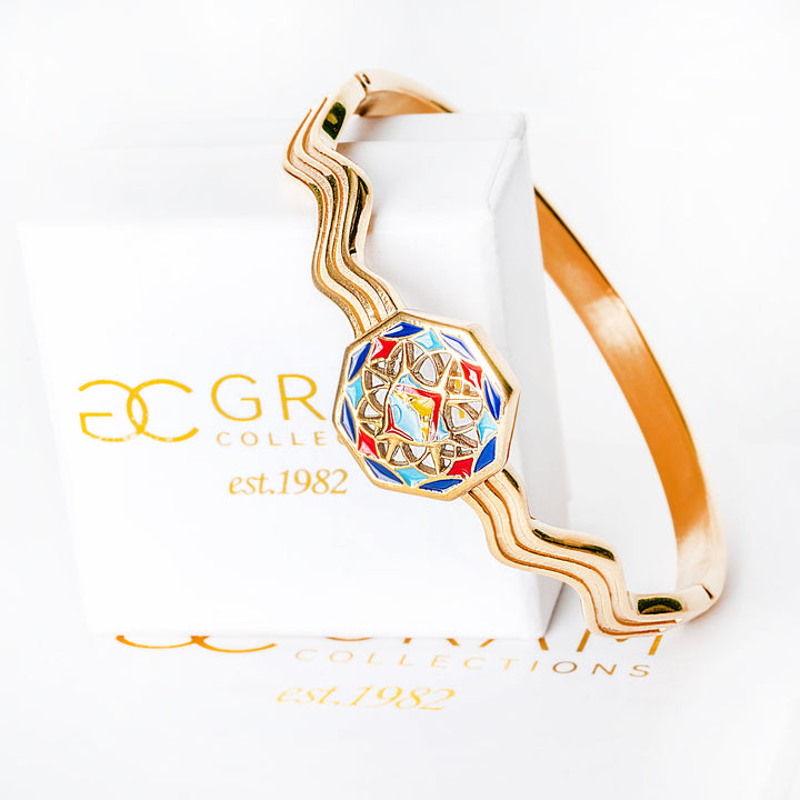 Luzu bracelet with colorful clasp on a white background, featuring the brand 'ACG Collections'.
