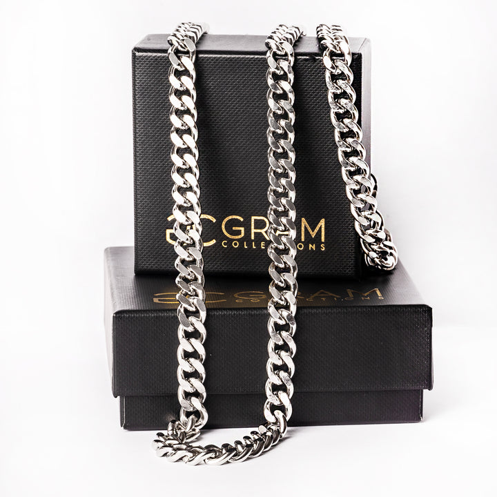 Padova's silver necklace placed on its box against a white bacgkround. 