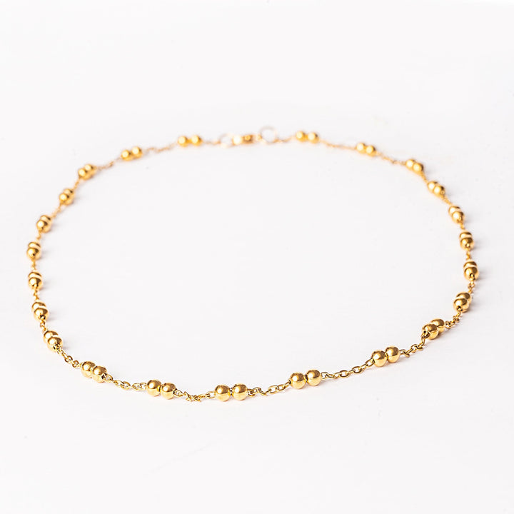 Rona necklace from profile view standing in the center of the image against a white background, seeing from a profile view .