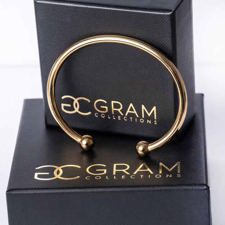 The Santi bracelet placed on its black color box. 