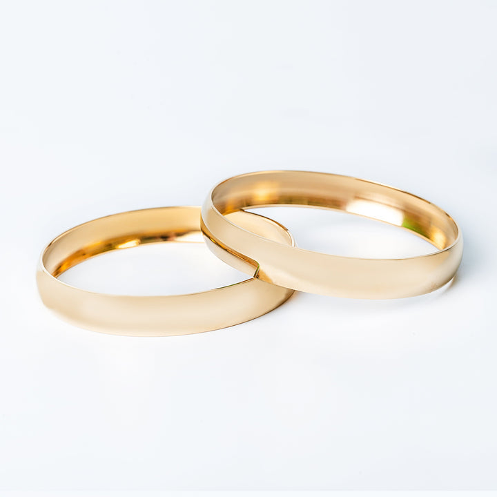 The pair of Filli Lixxi earrings standing on top of each other in horizontal position against each other. 