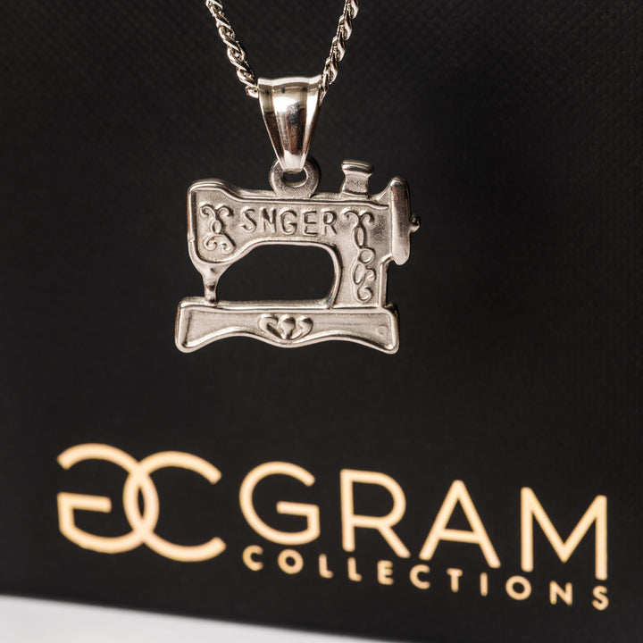 The tailoer necklace gram collections attached to its black box. .