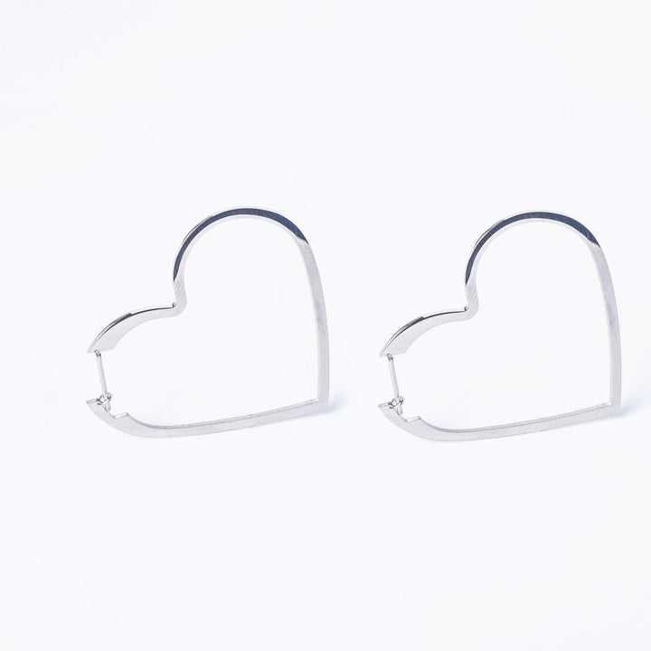 A close up view o valentina silver earring, seing from front side. 