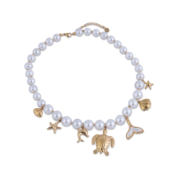 Xlendi - Pearl necklace on a white background