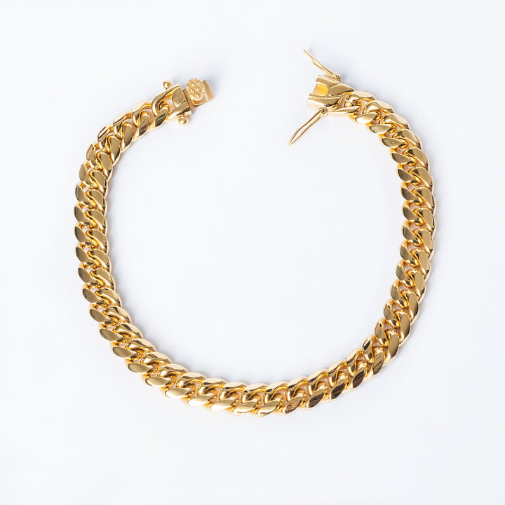 a close up bird view of Bruno bracelet