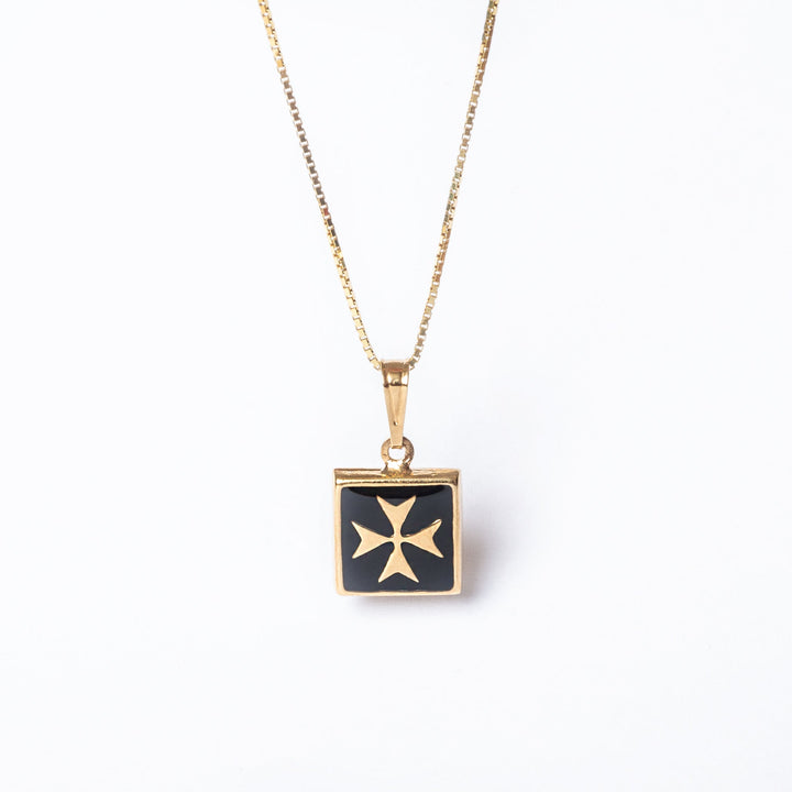 A close up view of  Gianni Gold pendant and its respectful chain. 