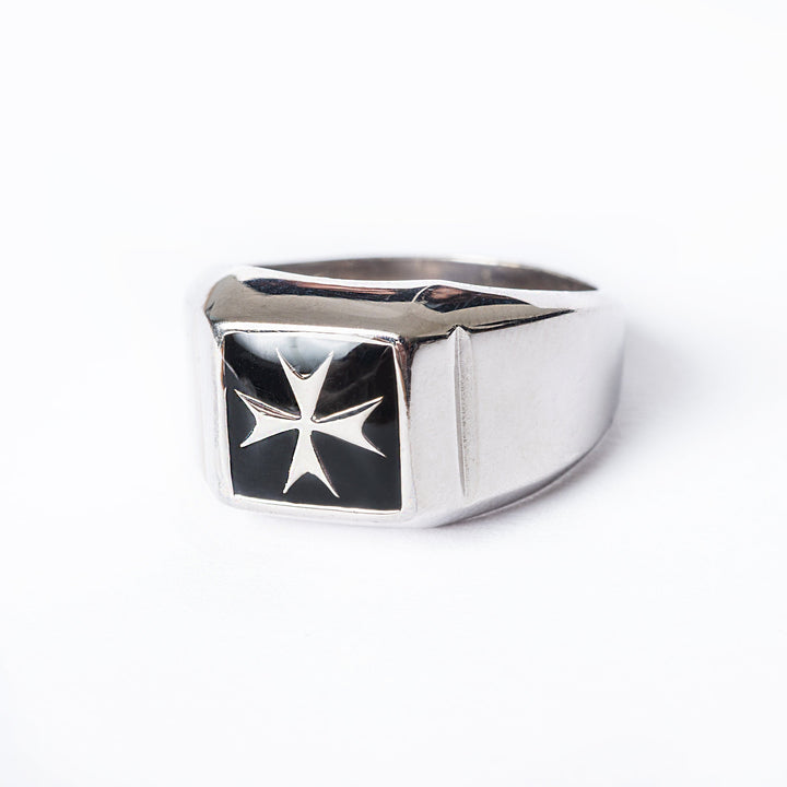 A side view of Gianni Silver Ring
