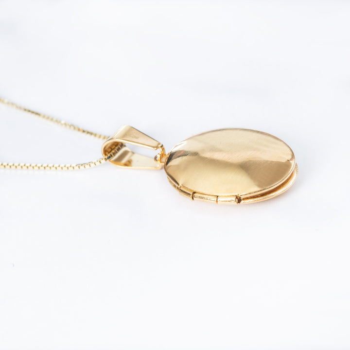 The gram collections oval locked seeing from right side. 
