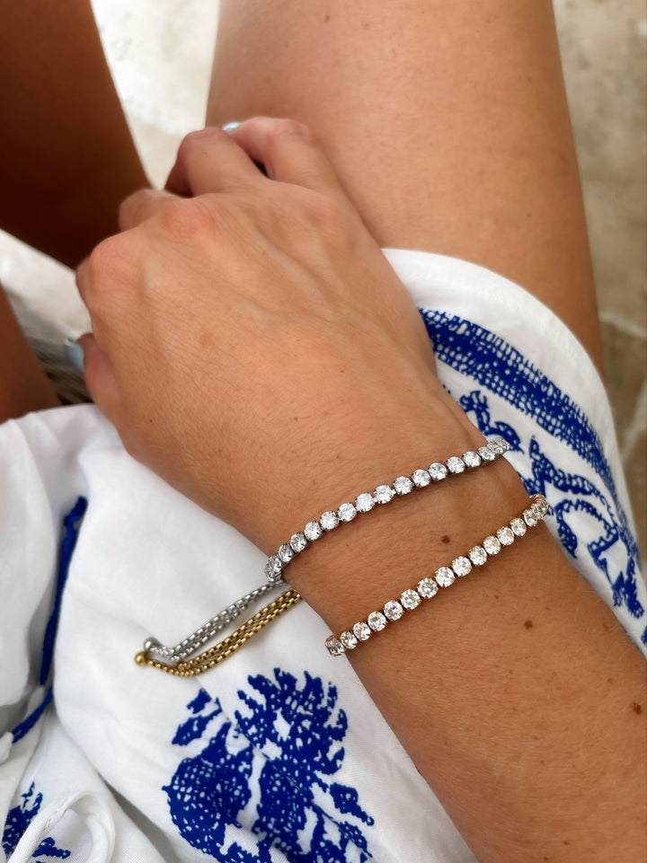 Woman wearing Il-Muftieh Necklace on her right hand. 